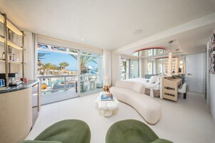 Junior Suite with Sea View | Roupas de cama premium, frigobar, cofres nos quartos