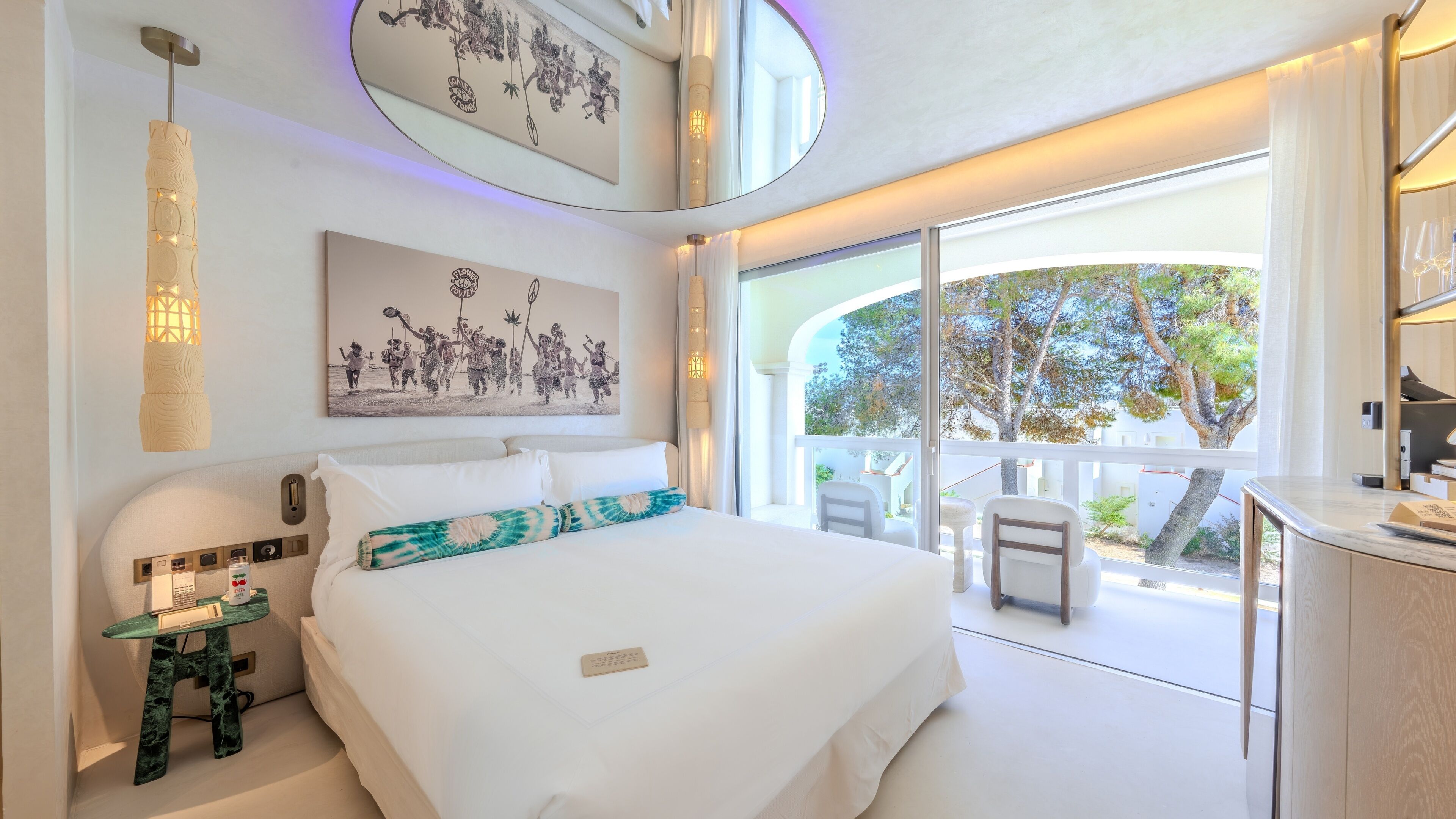 Superior Room- Entrance to Pacha Club Included | Sengetøy av topp kvalitet, minibar og safe på rommet