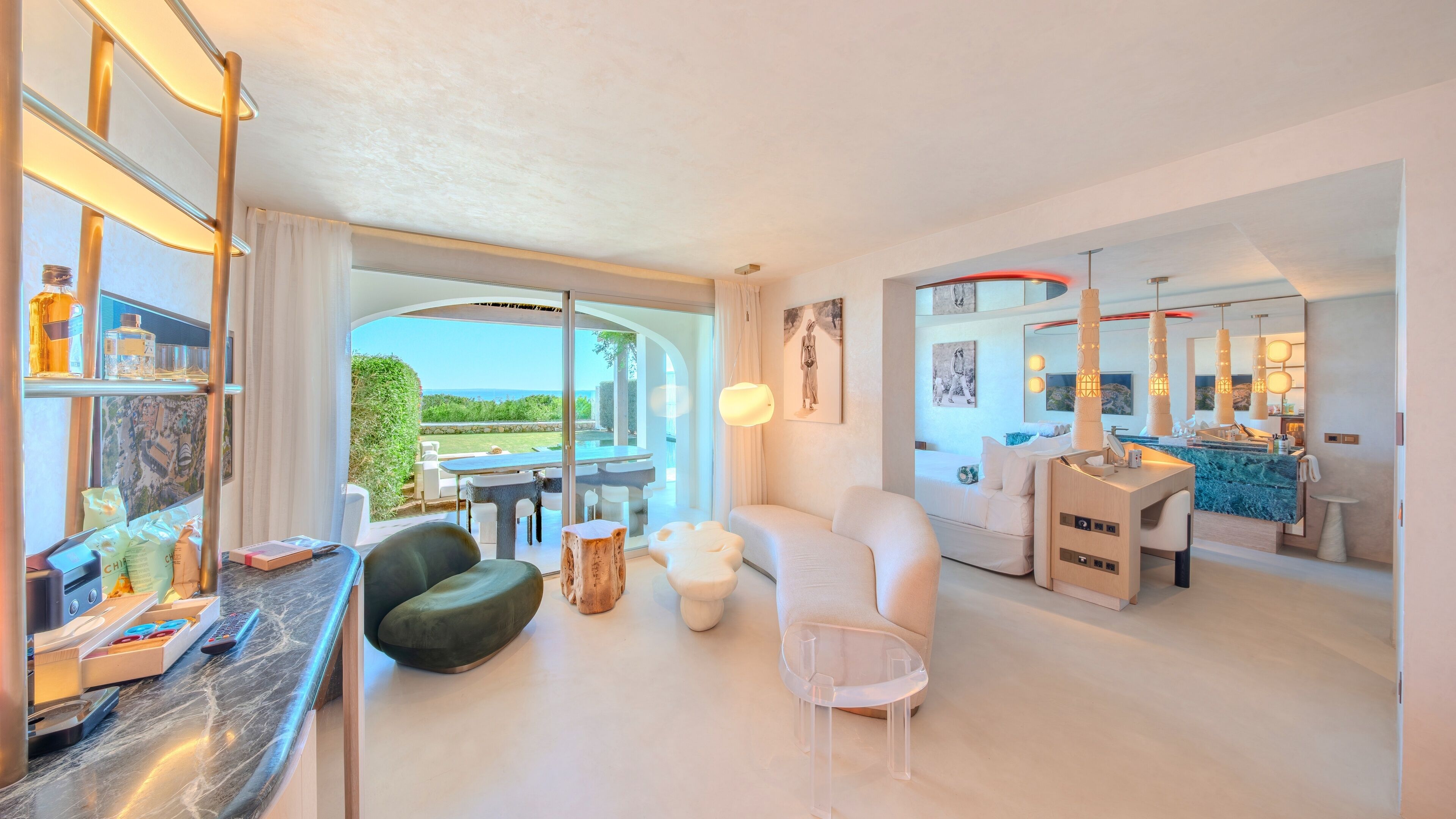 Cherry Vista Suite with Private Pool- Entrance to Pacha Club Included | Sängtillbehör av högsta kvalitet och minibar