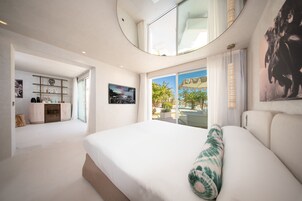 Junior Suite with Terrace | Roupas de cama premium, frigobar, cofres nos quartos