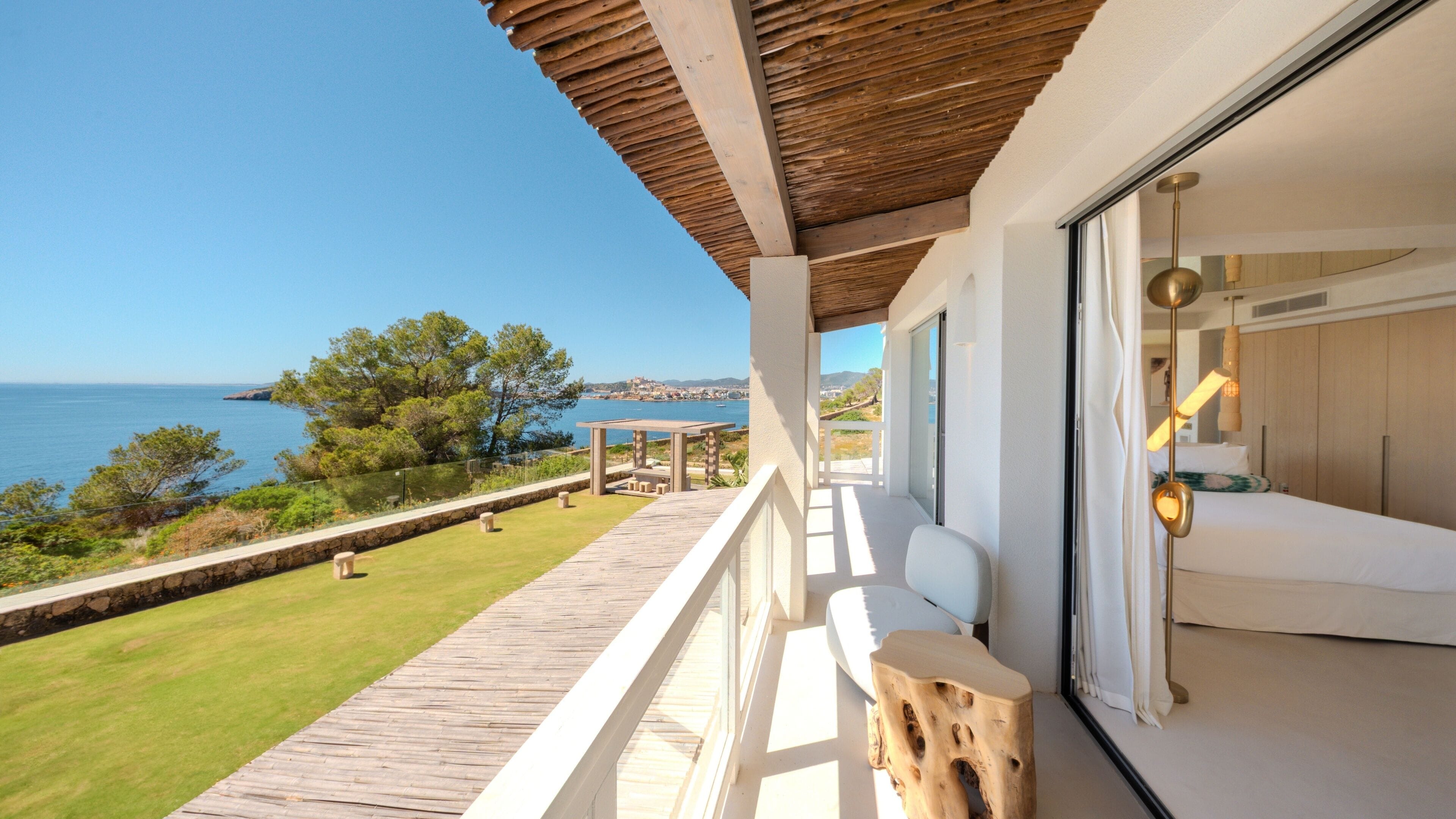 Epic Suite with Sea View- Entrance to Pacha Club Included | Biancheria da letto di alta qualità, minibar, una cassaforte in camera