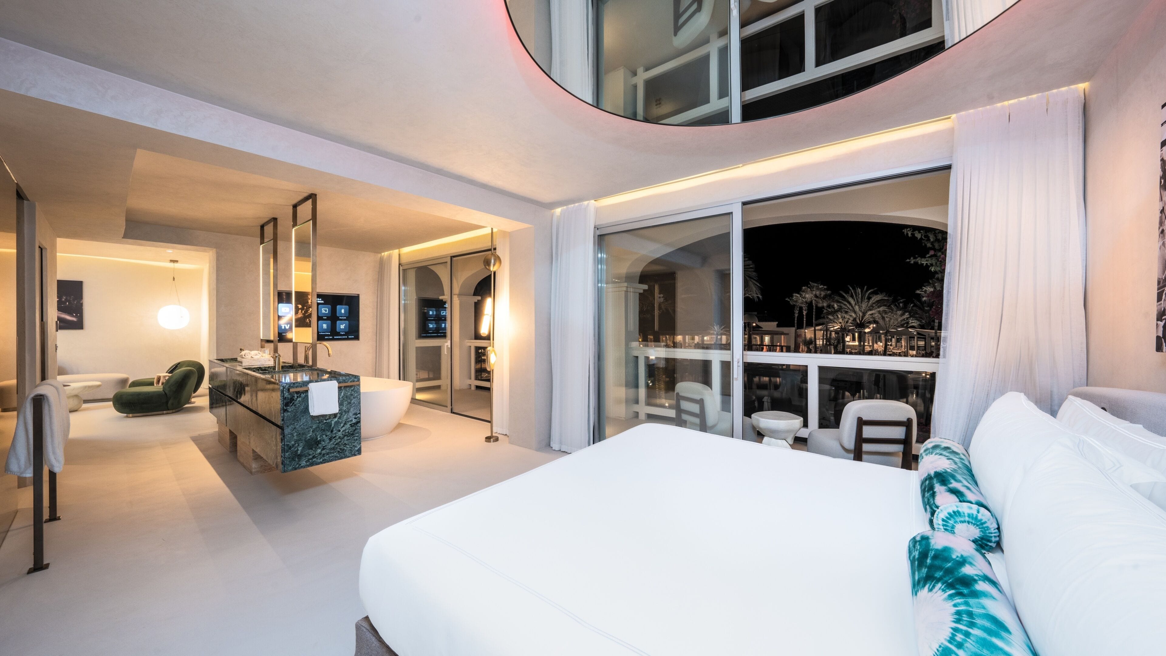 Epic Suite with Pool View- Entrance to Pacha Club Included | Ylelliset vuodevaatteet, minibaari, tallelokero huoneessa