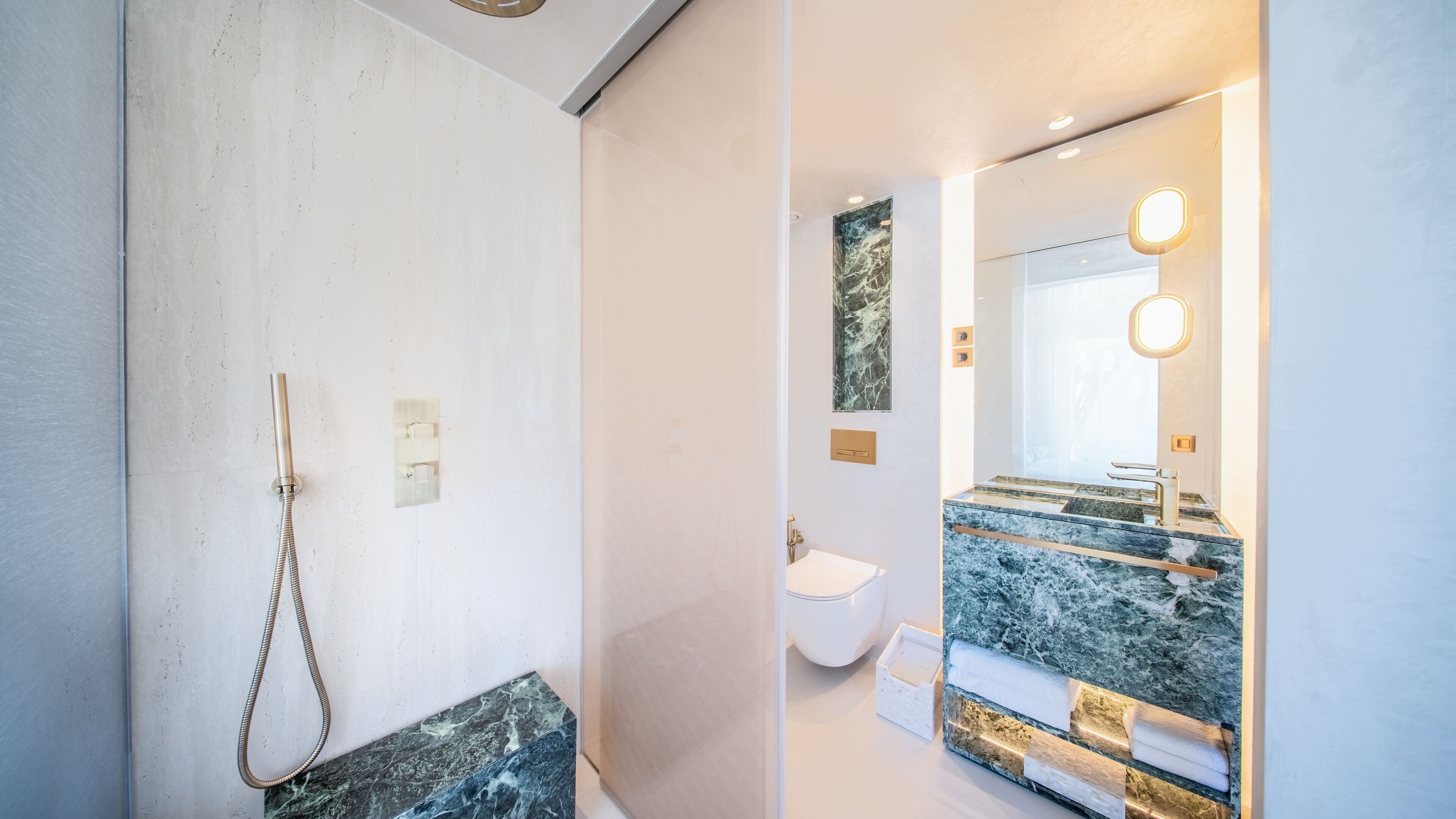 Erillinen kylpyamme ja suihku, ilmaiset hygieniatuotteet