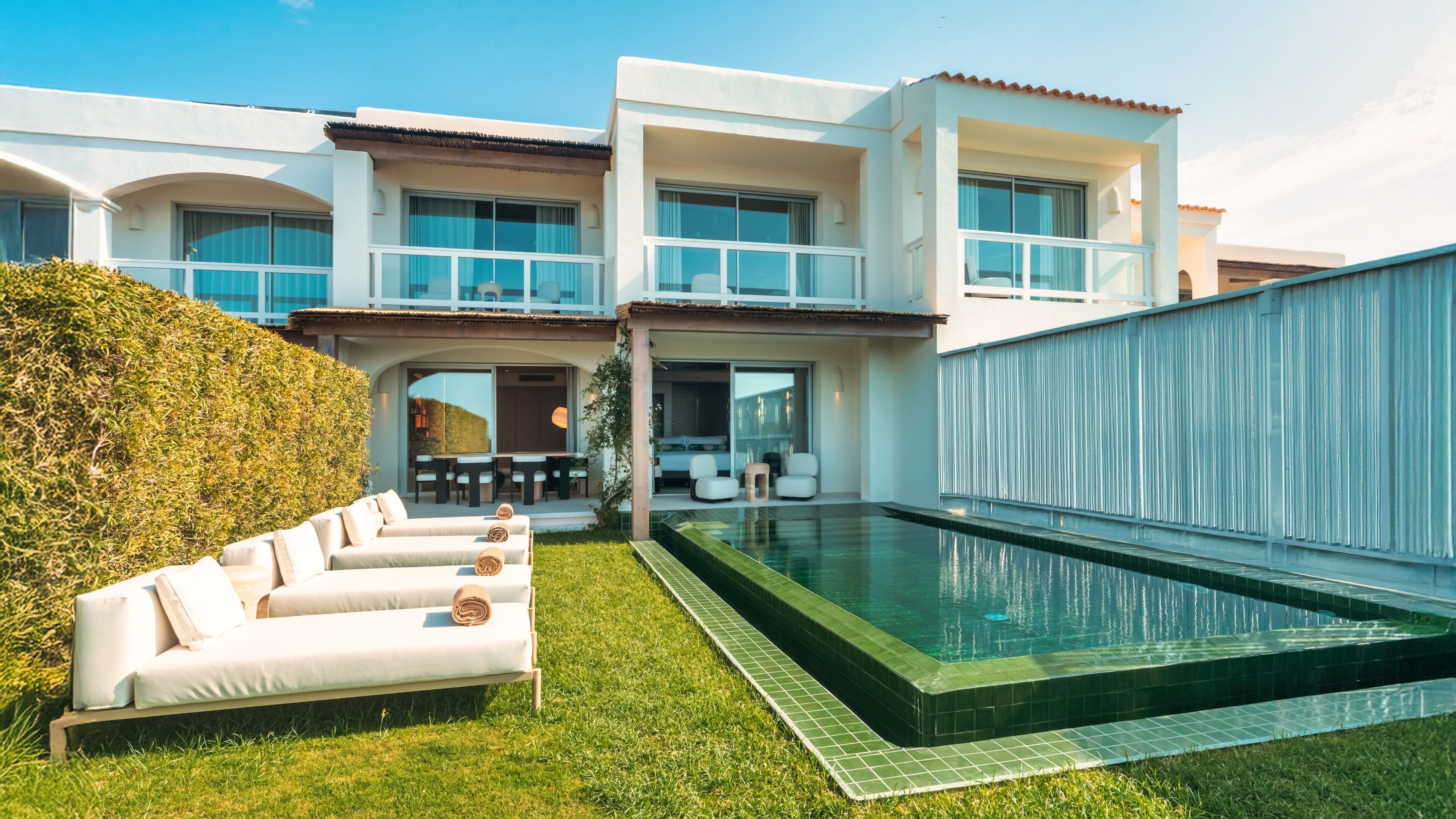 Cherry Vista Suite with Private Pool- Entrance to Pacha Club Included | Ylelliset vuodevaatteet, minibaari, tallelokero huoneessa