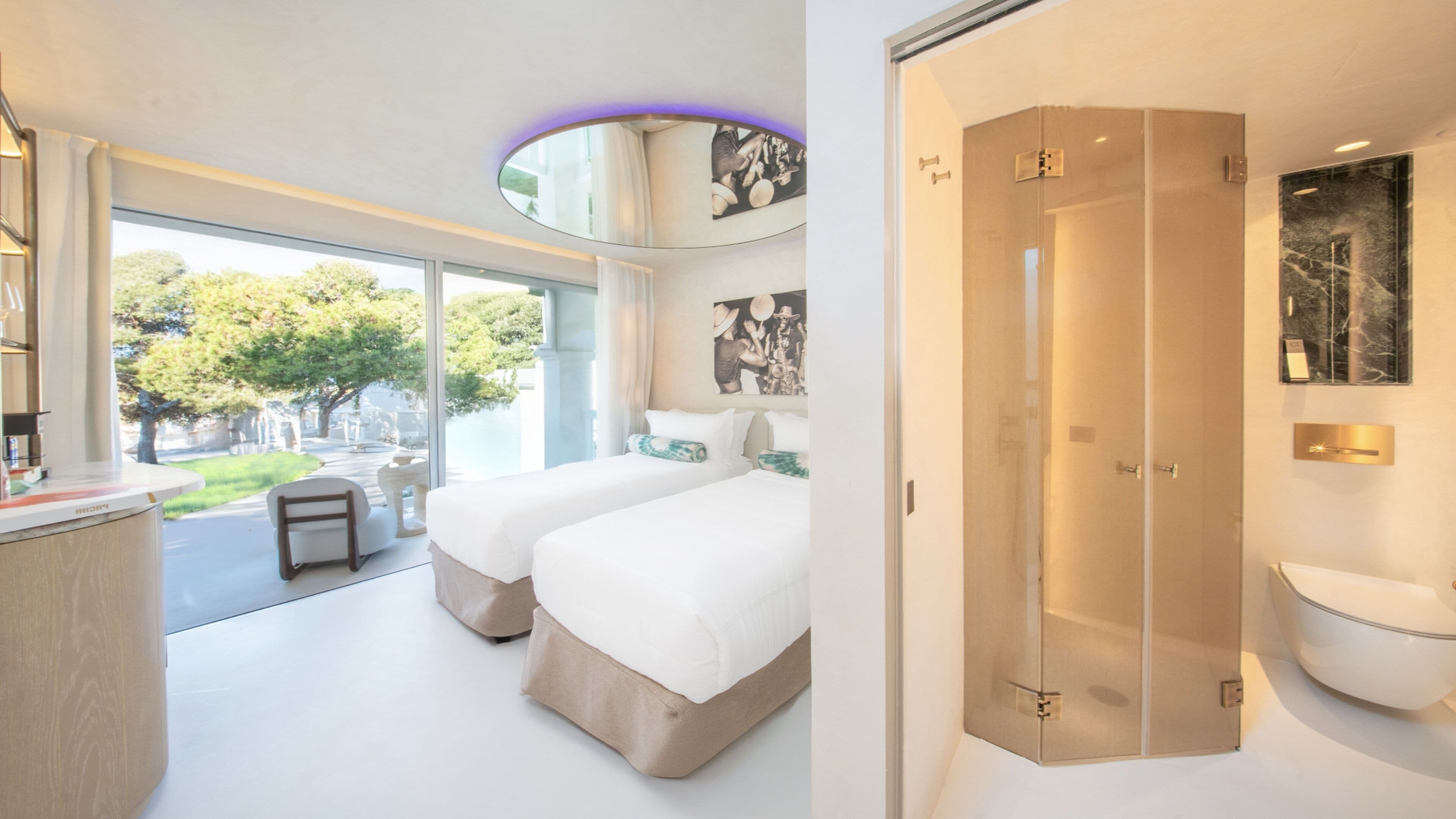 Luxe Room with Terrace and 2 Single Beds- Entrance to Pacha Club Included | Ylelliset vuodevaatteet, minibaari, tallelokero huoneessa