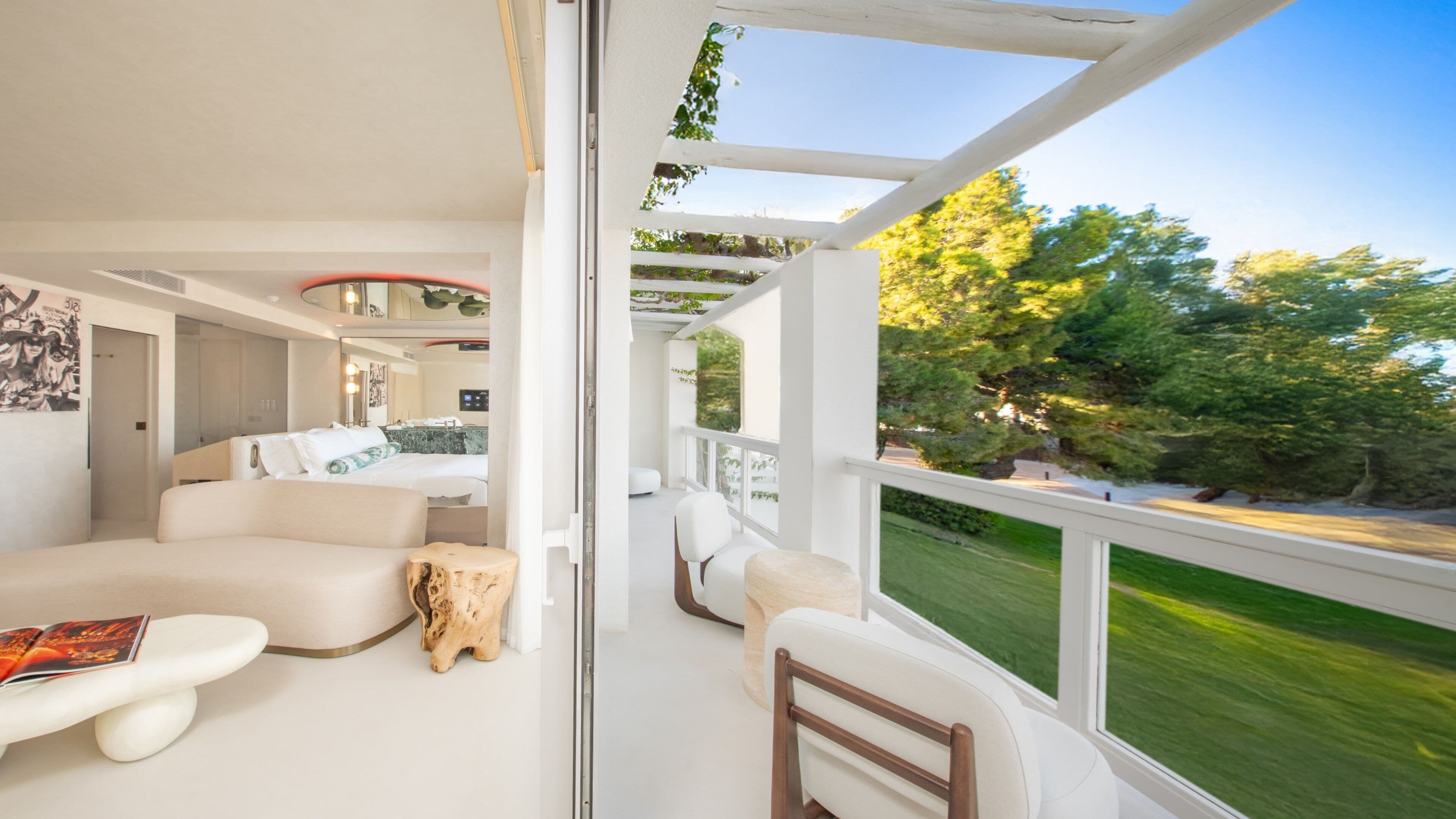 Junior Suite- Entrance to Pacha Club Included | Ylelliset vuodevaatteet, minibaari, tallelokero huoneessa