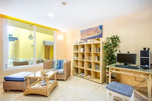 Coin salon dans le hall