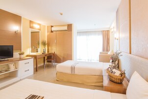 Supreme room | Minibar, in-room safe, desk, blackout drapes