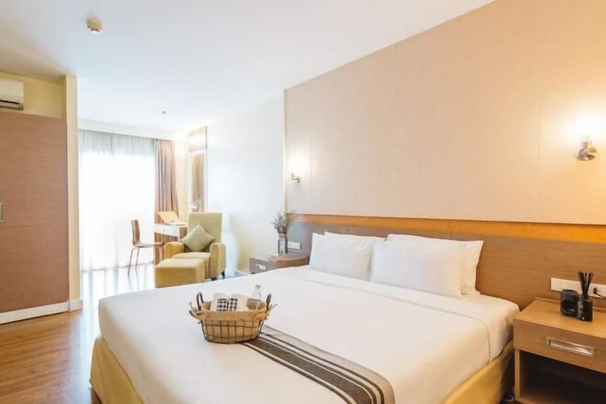 Minibar, in-room safe, desk, blackout curtains