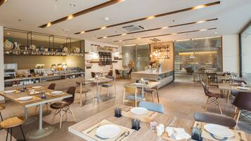 Sarapan bufet setiap hari (THB 250 seorang)