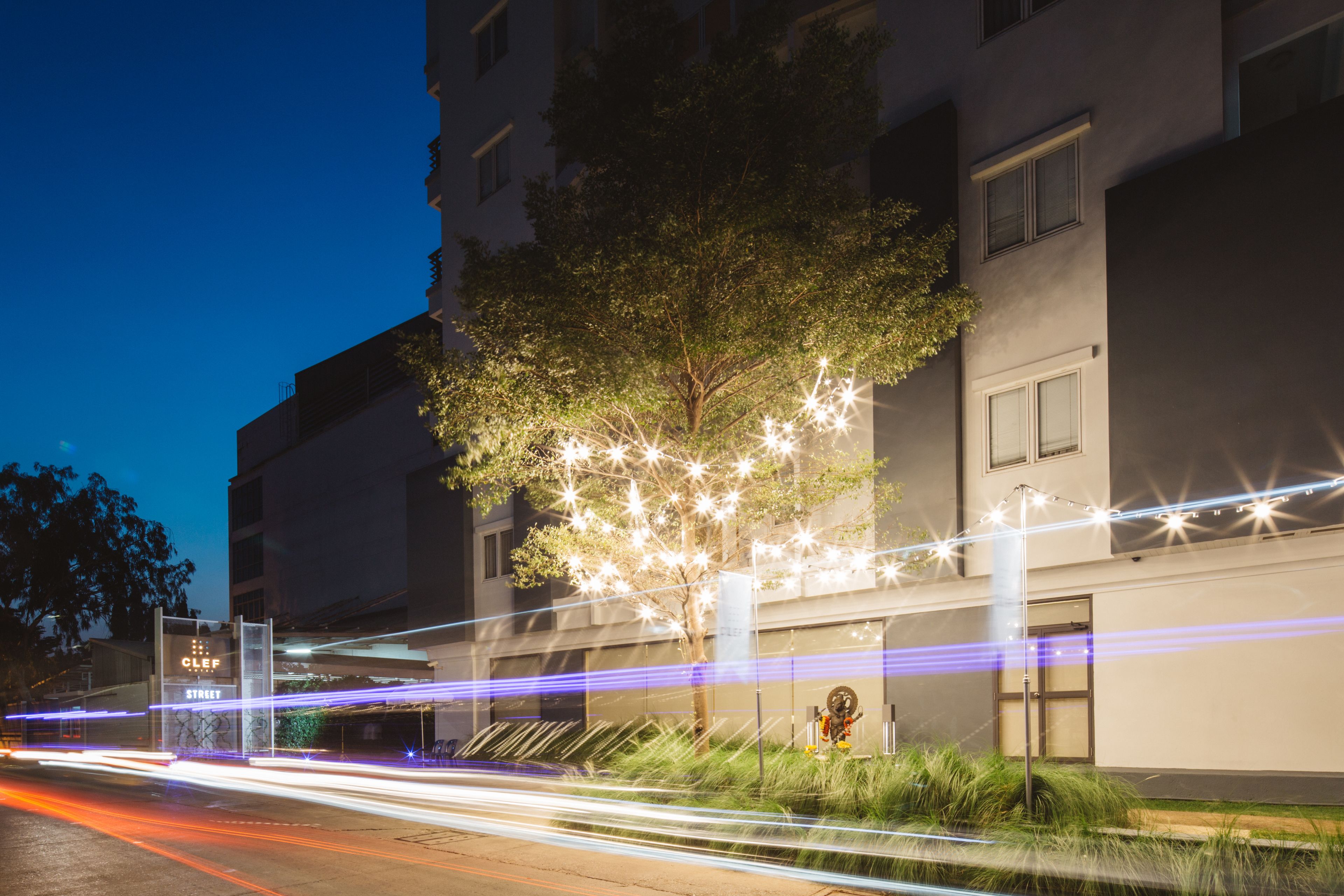 Depan hartanah - siang/malam