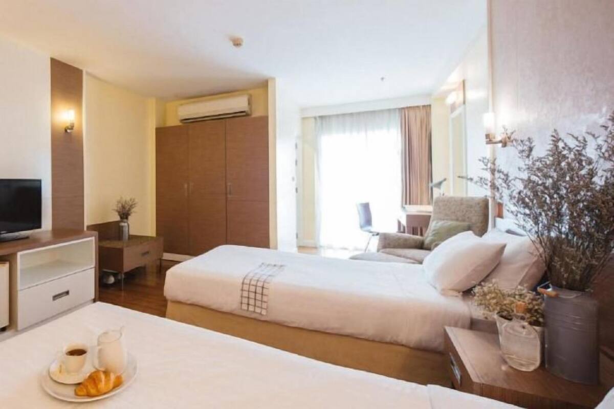 Minibar, caja de seguridad en la habitación y escritorio 