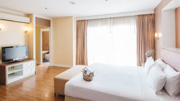 Standard Room | Bar mini, peti besi dalam bilik, meja, langsir/tirai gelap terus