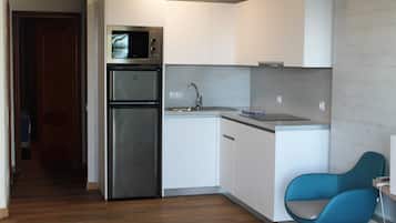 Departamento estándar, 1 habitación, vista al mar | Cocineta privada | Refrigerador, microondas, parrilla de estufa y utensilios de cocina
