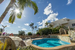 Piscina all'aperto, ombrelloni da piscina, lettini