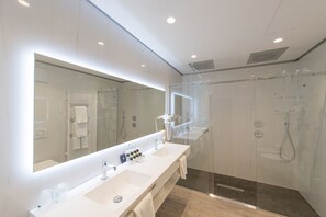 패밀리 스위트, 사우나 (SPA Access Included) | 욕실 | 샤워 시설, 레인폴 샤워기, 무료 세면용품, 헤어드라이어