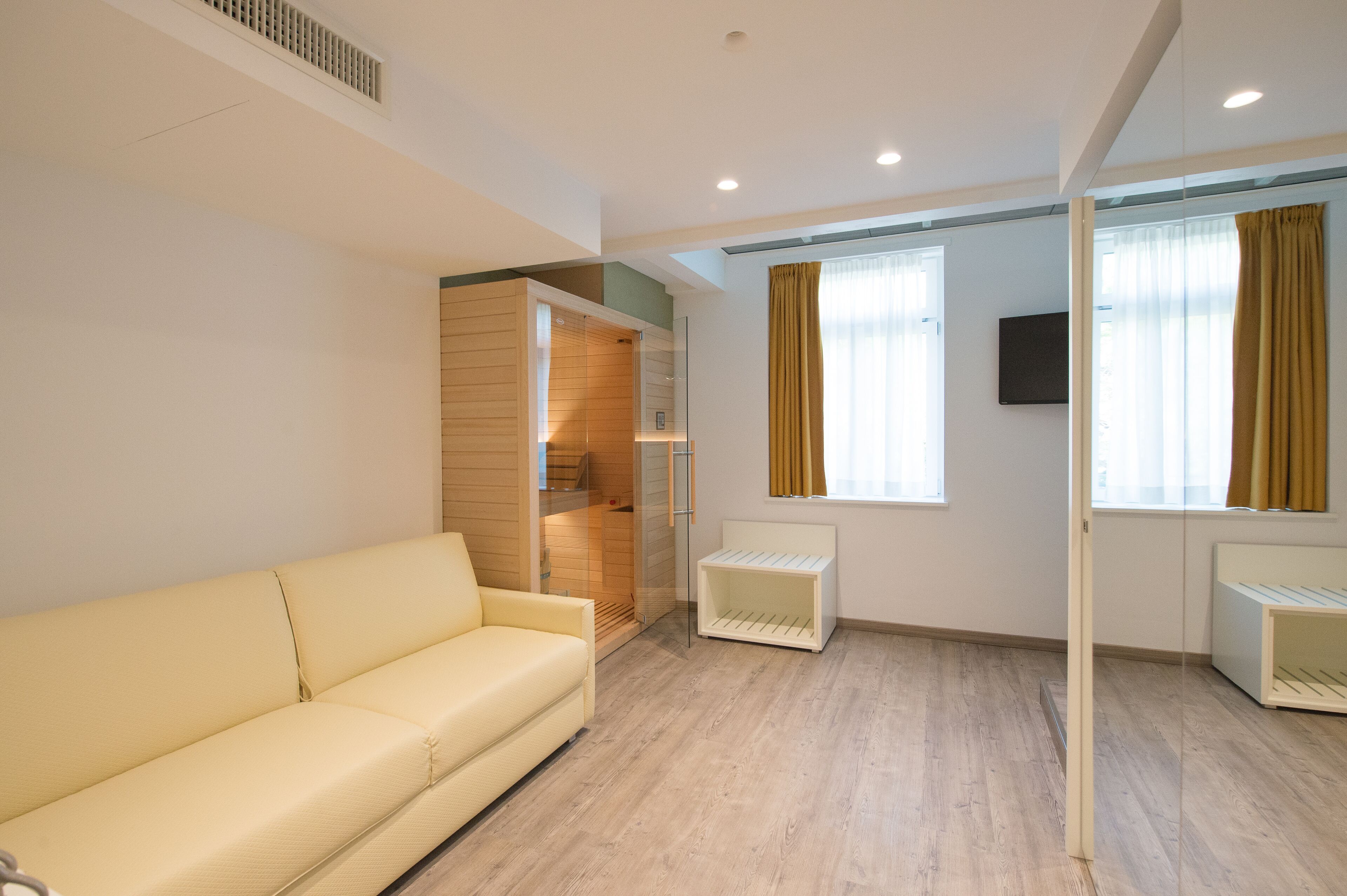 family suite, sauna (spa access included) | living area | 39-inch flat-screen tv with satellite channels, tv