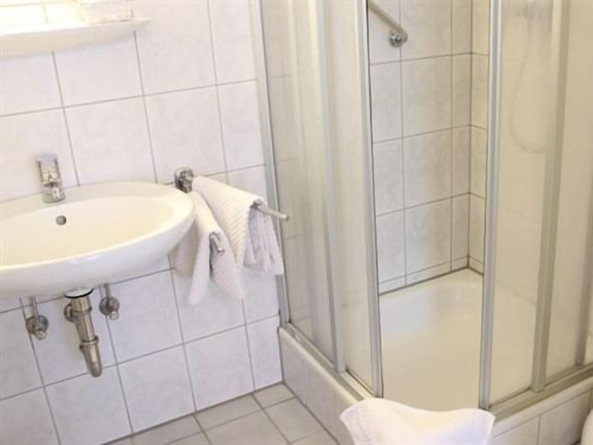 deluxe double room, ensuite (16) | bathroom