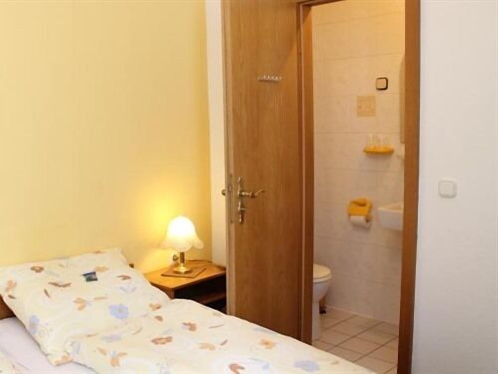 basic double room, ensuite (7)