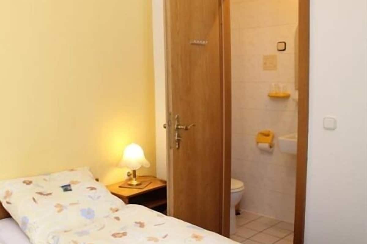 basic double room, ensuite (7)