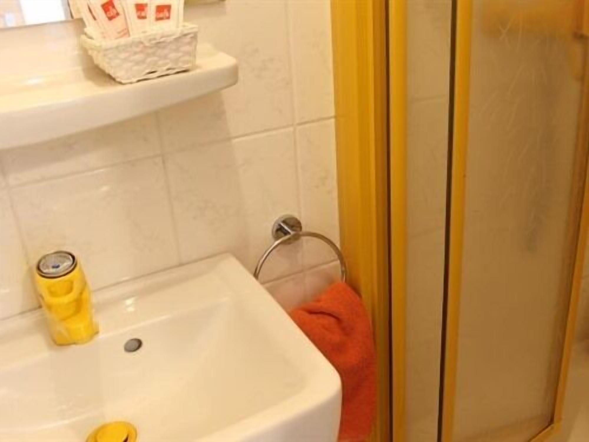 basic double room, ensuite (7) | bathroom