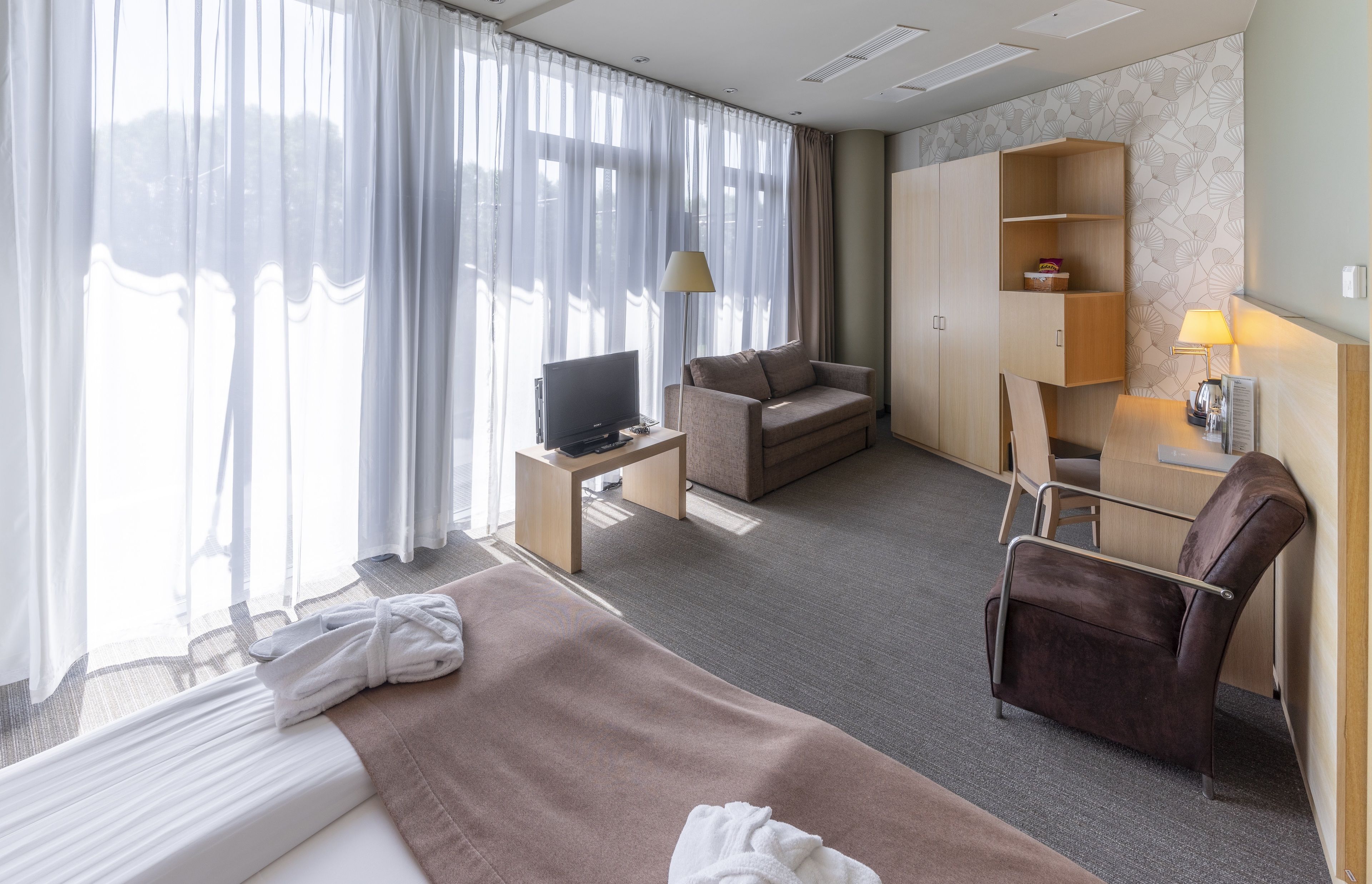 deluxe room | minibar, in-room safe, desk, laptop workspace