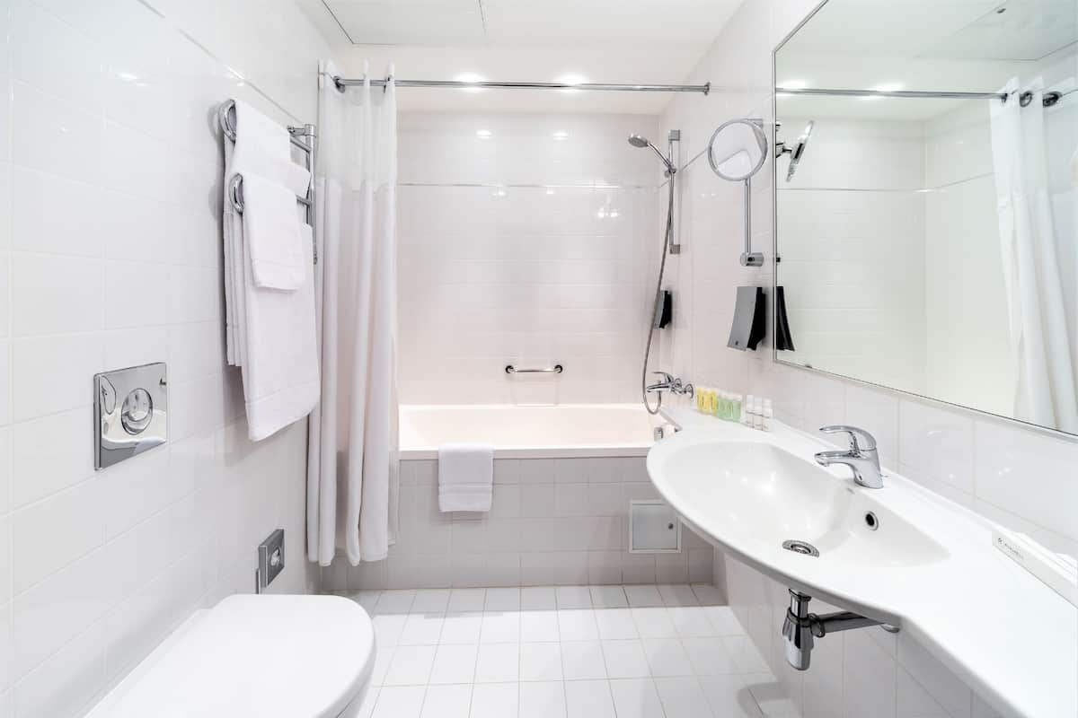 standard triple room | bathroom | free toiletries, hair dryer, towels