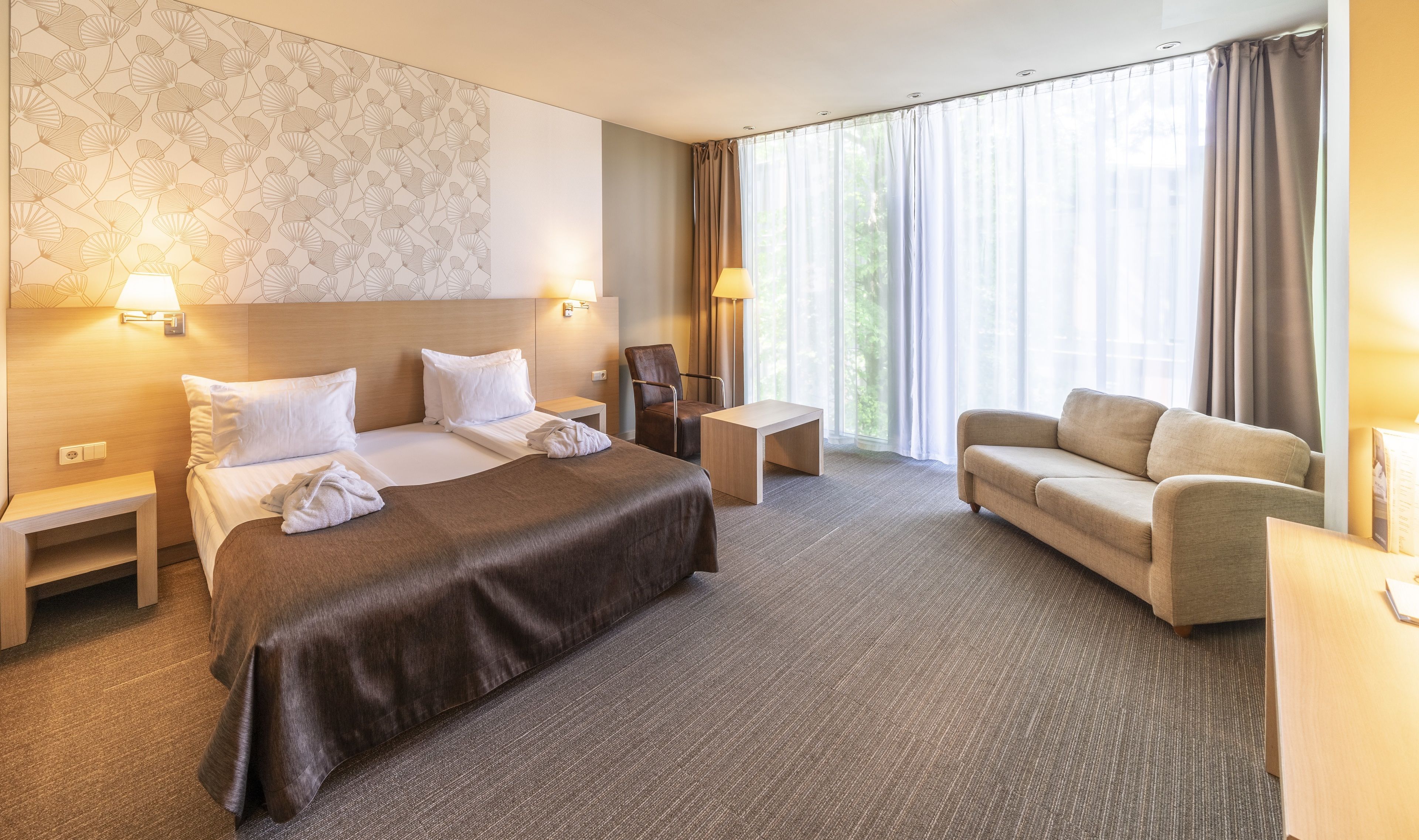 Deluxe Room | Minibar, in-room safe, desk, laptop workspace