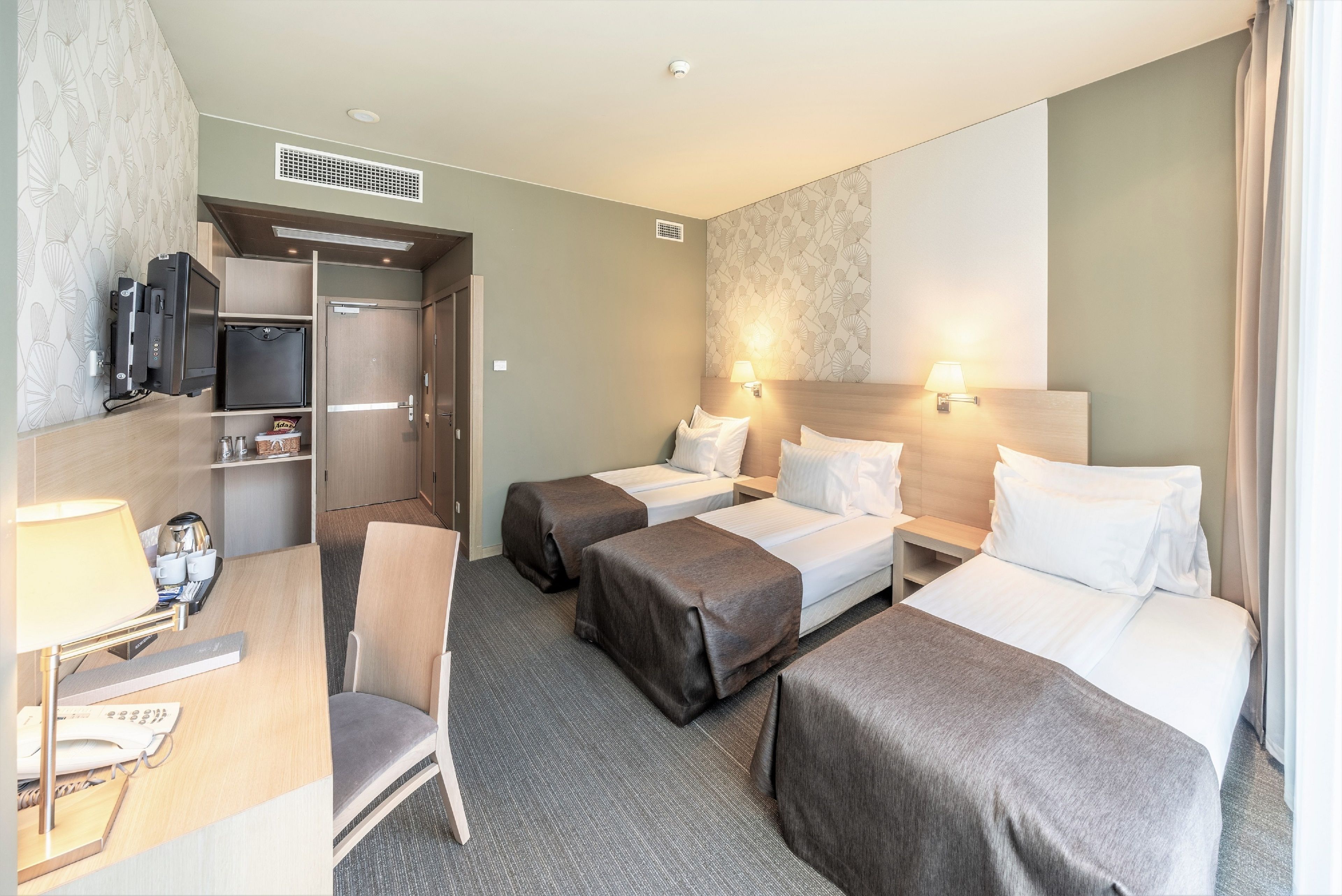 standard triple room | minibar, in-room safe, desk, laptop workspace