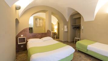 Kamer, terras | Select Comfort-bedden, een bureau, geluiddichte muren, gratis wifi