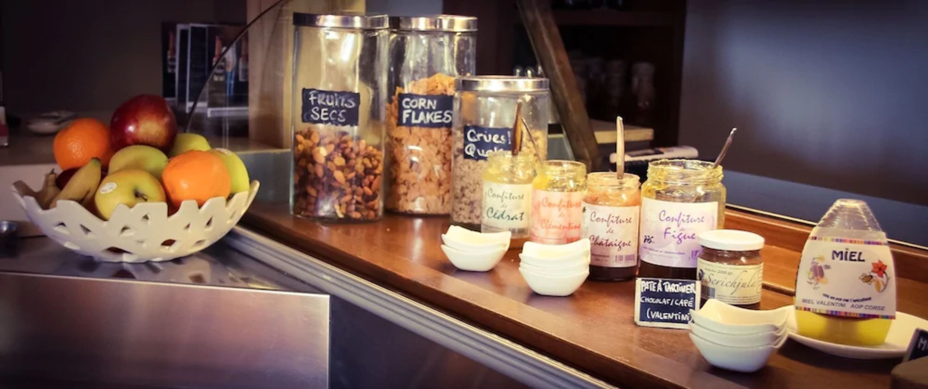 Un bufé de desayuno con diversos alimentos y acompañamientos.