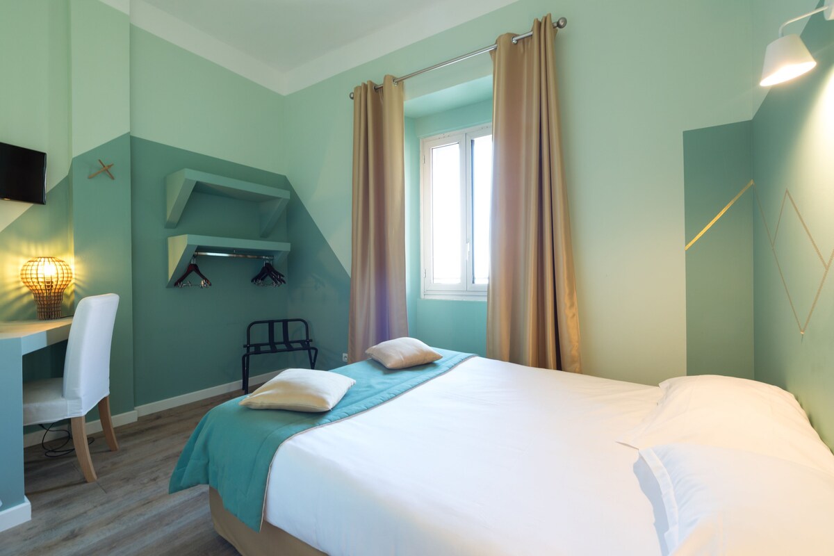 Premium bedding, desk, soundproofing, WiFi (free)