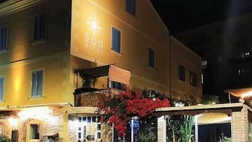 Façade de l’hébergement - soirée/nuit