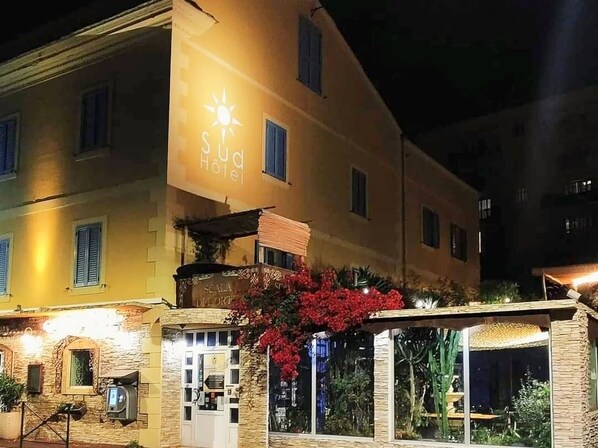 Front of property – evening/night - Sud Hotel (Bastia)