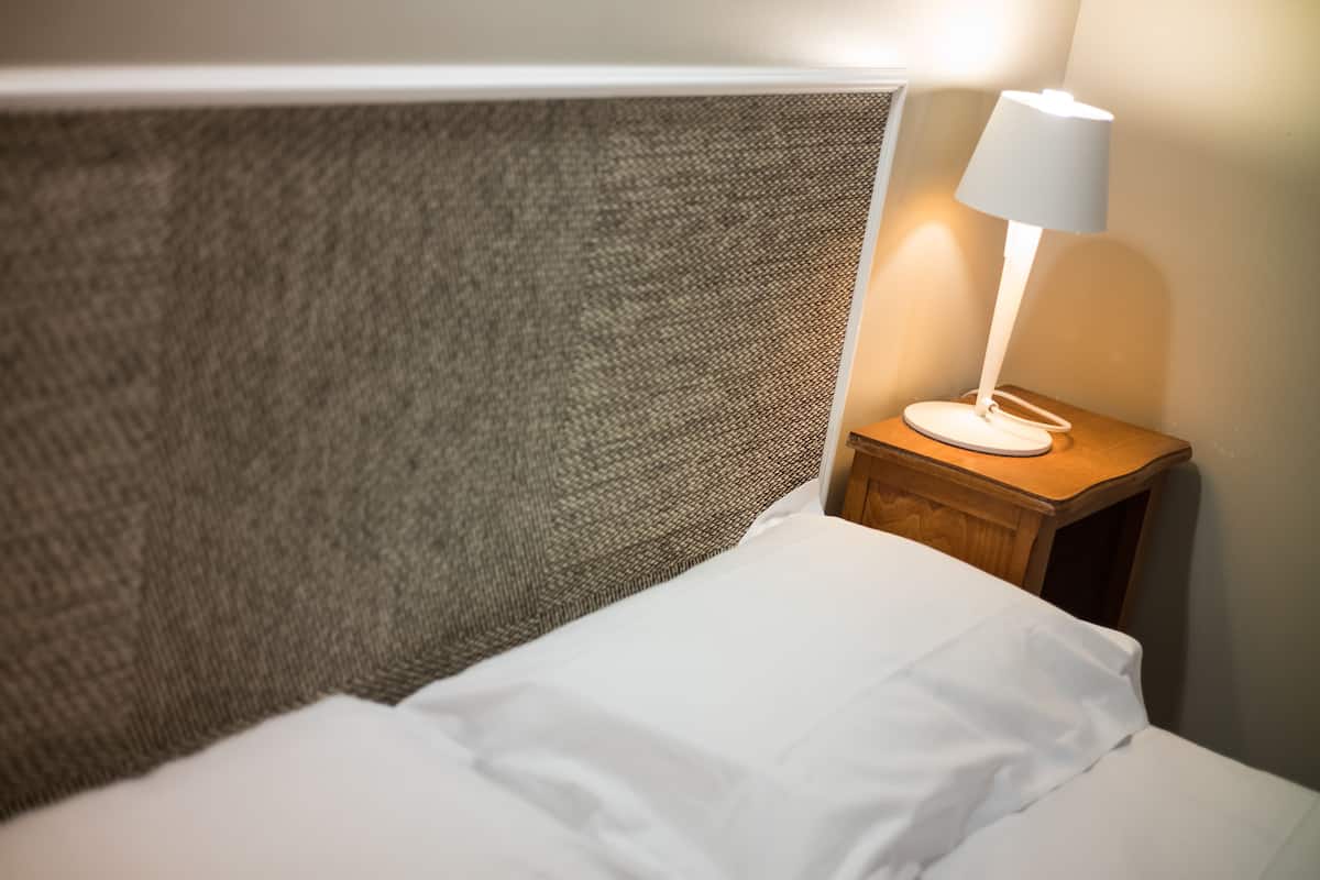 standard room | 1 bedroom, select comfort beds, desk, soundproofing