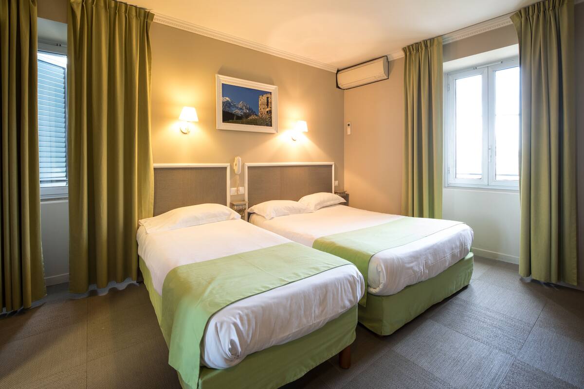 1 bedroom, select comfort beds, desk, soundproofing