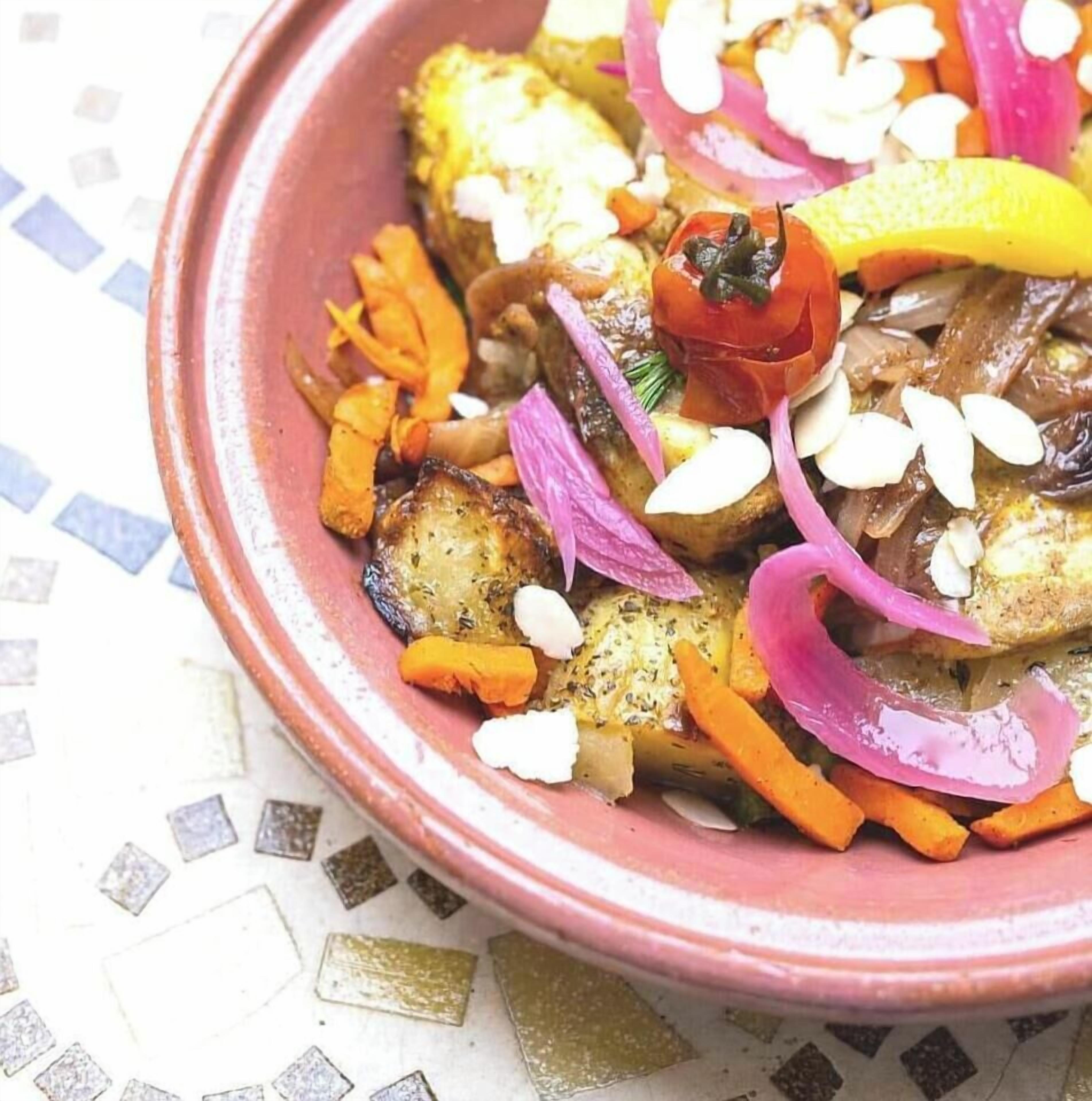 Un plat composé de légumes et de viande rôtis, servi dans un bol en céramique.