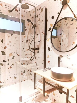 Studio Suite, Multiple Beds, Kitchen | Bathroom | Shower, hair dryer, towels - Sud Hotel (Bastia)