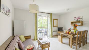 Apartemen, 1 kamar tidur (Cabin, for 6 ) | Area keluarga | Televisi 40-inci dengan saluran TV digital dan meja tenis meja