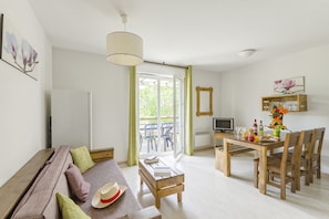 Apartament, 1 dormitori (Cabin, for 6 ) | Sala d'estar | Televisor de 40 polzades amb canals digitals i taula de tennis de taula