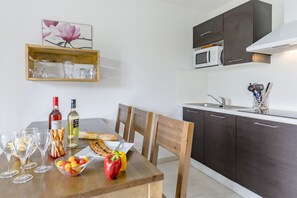Kühlschrank, Mikrowelle, Herdplatte, Kochgeschirr/Geschirr/Besteck