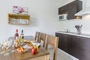 Geladeira, micro-ondas, cooktop, talheres/pratos/utensílios de cozinha