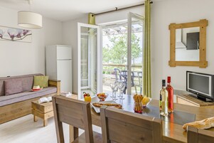 Apartment, 1 Bedroom Cabin sleeps 6 | Living area | 40-inch TV with digital channels, table tennis