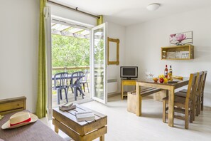 Apartment, 1 Bedroom Cabin sleeps 6 | Living area | 40-inch TV with digital channels, table tennis - Résidence Lagrange Vacances Les Terrasses du Lac (Aureilhan)