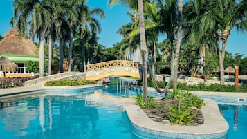 Piscine extérieure, parasols de plage, chaises longues
