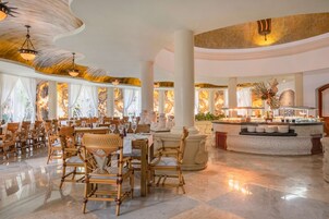 12 restaurantes; se sirve almuerzo y cena; cocina internacional