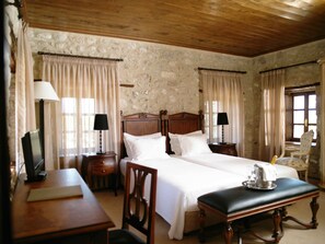 Sängtillbehör av högsta kvalitet och värdeförvaringsskåp på rummet