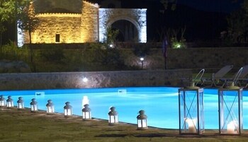 Una piscina al aire libre de temporada, sombrillas