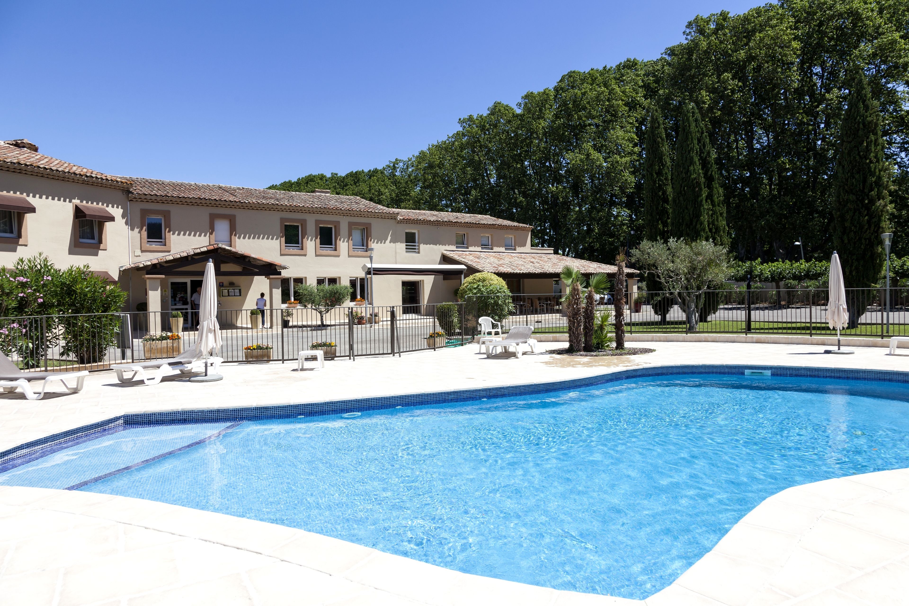 Piscine extérieure, parasols de plage