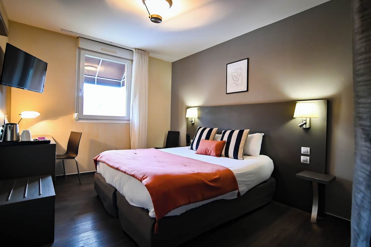 Double or Twin Room | Minibar, in-room safe, desk, blackout drapes